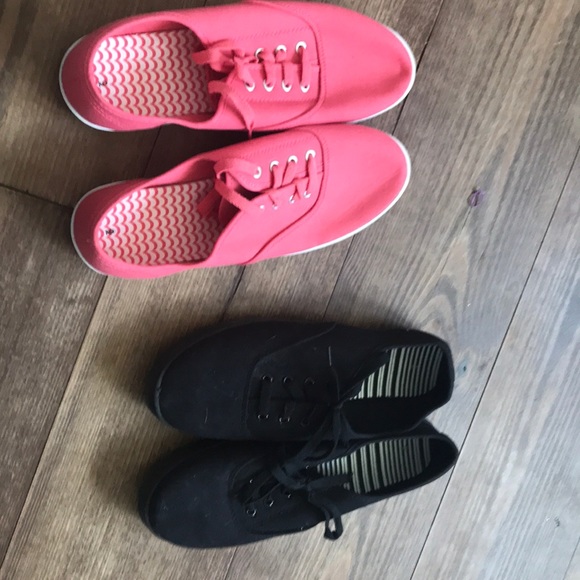 To size 9 pair of  basic  sneakers - Picture 7 of 7